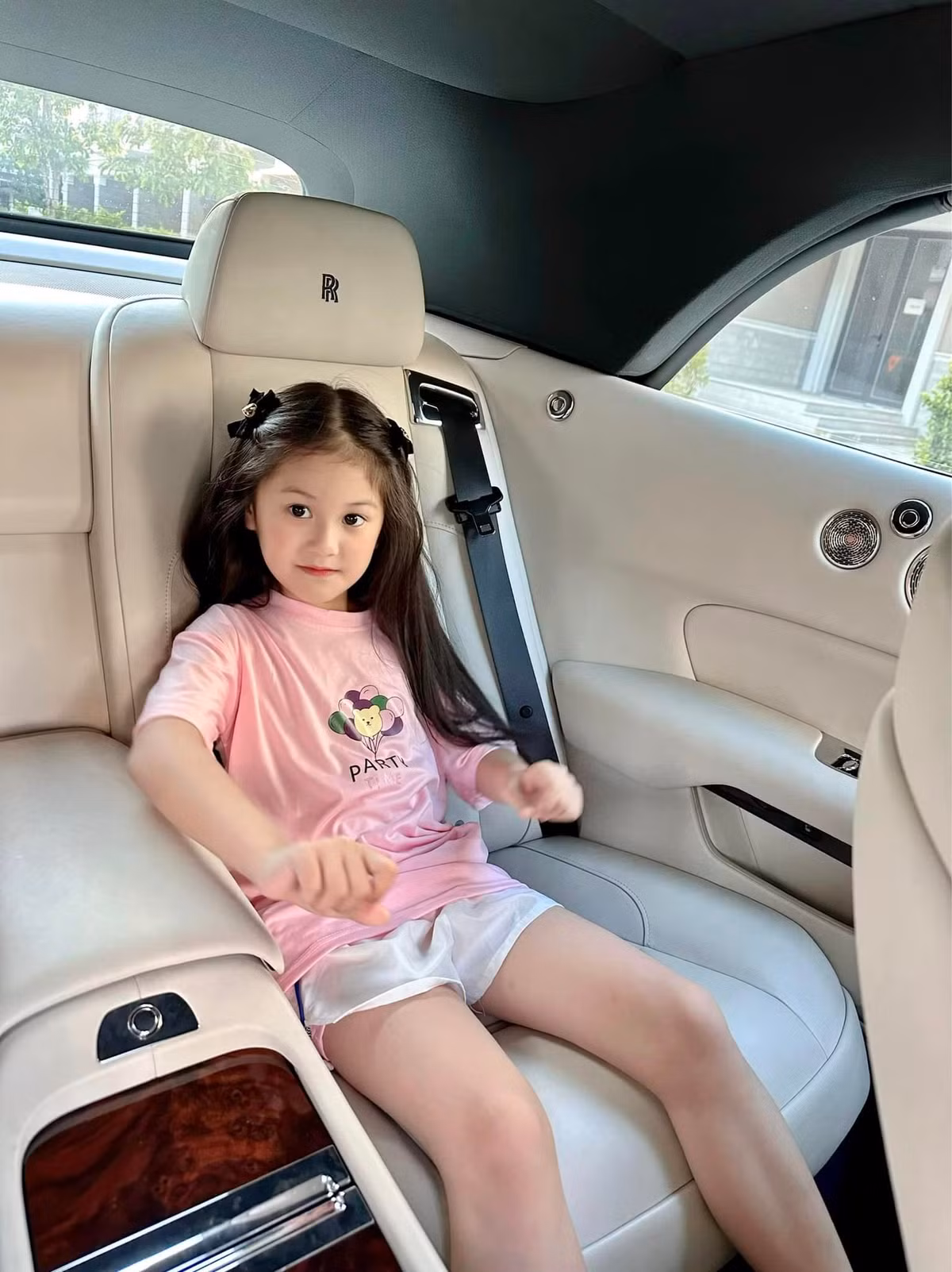 Để đánh dấu sự kiện này, doanh nhân Nguyễn Quốc Vũ quyết định tặng con một phần quà hậu hĩnh để con tiếp tục cố gắng nhiều hơn trong tương lai.