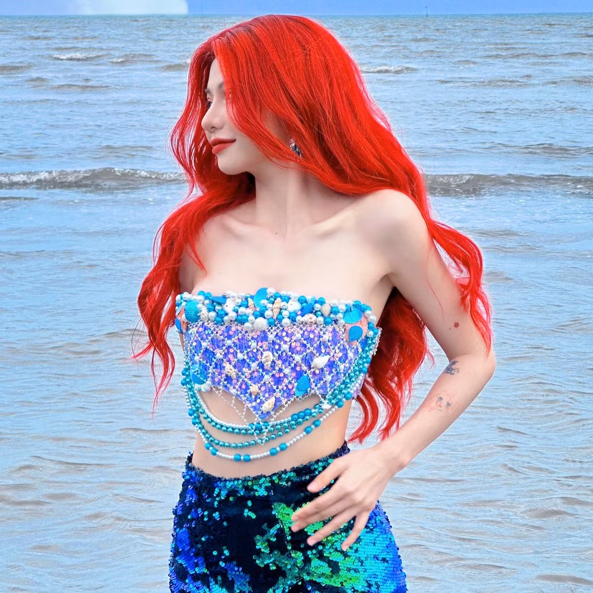 Hòa trong không khí của bộ phim "Nàng tiên cá" Live-action vừa ra rạp của Disney, mới đây TikToker CiiN - Bùi Thảo Ly tung clip cosplay nàng tiên cá tóc cam xinh đẹp bơi lội dưới nước.