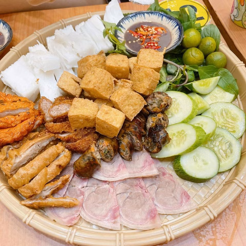 Không chỉ là một món ăn, bún đậu mắm tôm còn mang đậm nét văn hóa, gắn liền với lối sống và phong cách ẩm thực rất đỗi bình dị của người Việt. Ảnh: Internet
