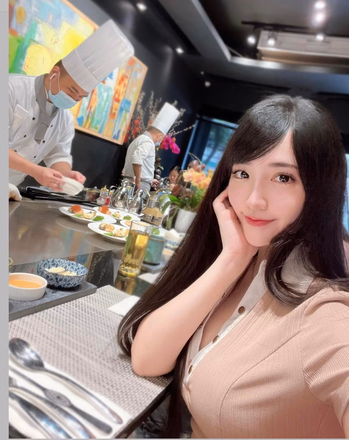 Khác với gu ăn vận kín đáo khi đi làm, ngoài đời, Elle Li có phong cách gợi cảm, phóng khoáng.