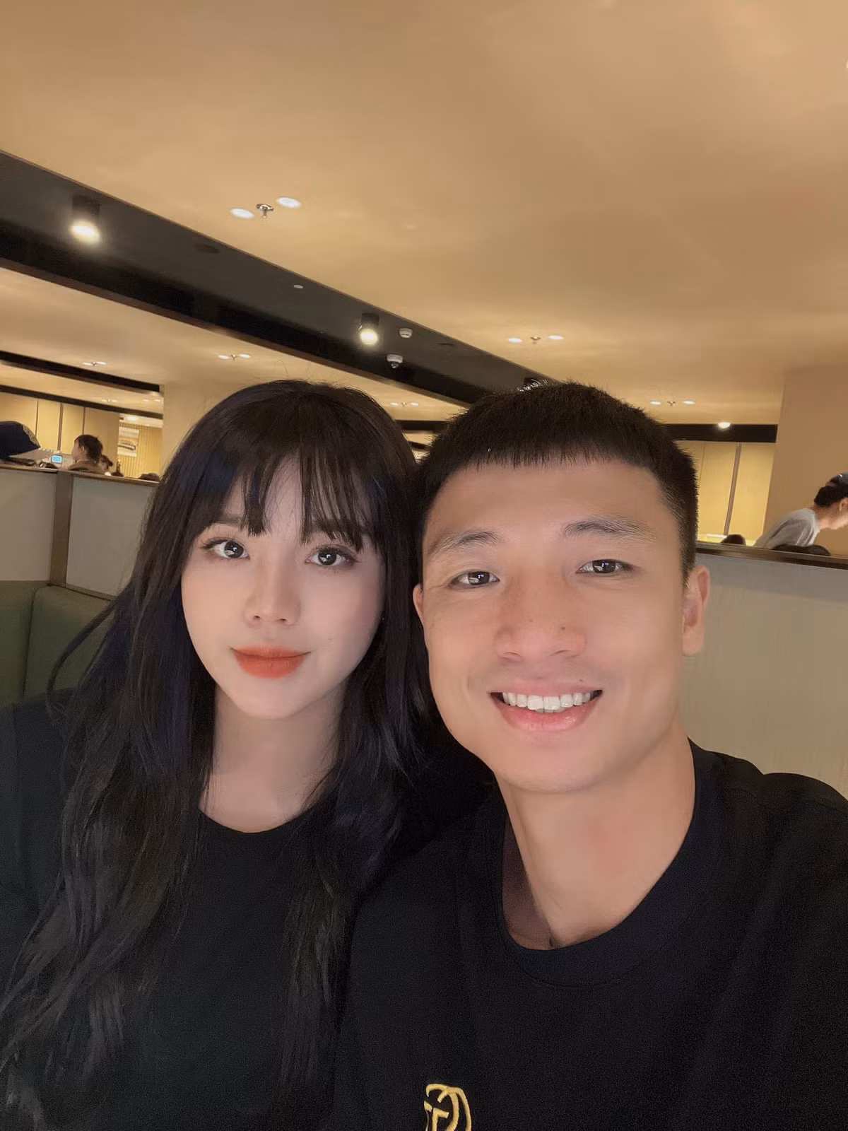 Khi tình yêu đủ chín, chàng tuyển thủ người Hà Tĩnh và cô gái Bắc Ninh đính hôn vào tháng 6/2019 nhưng chưa tổ chức lễ cưới. Đến tháng 10 cùng năm, họ đón con gái đầu lòng.