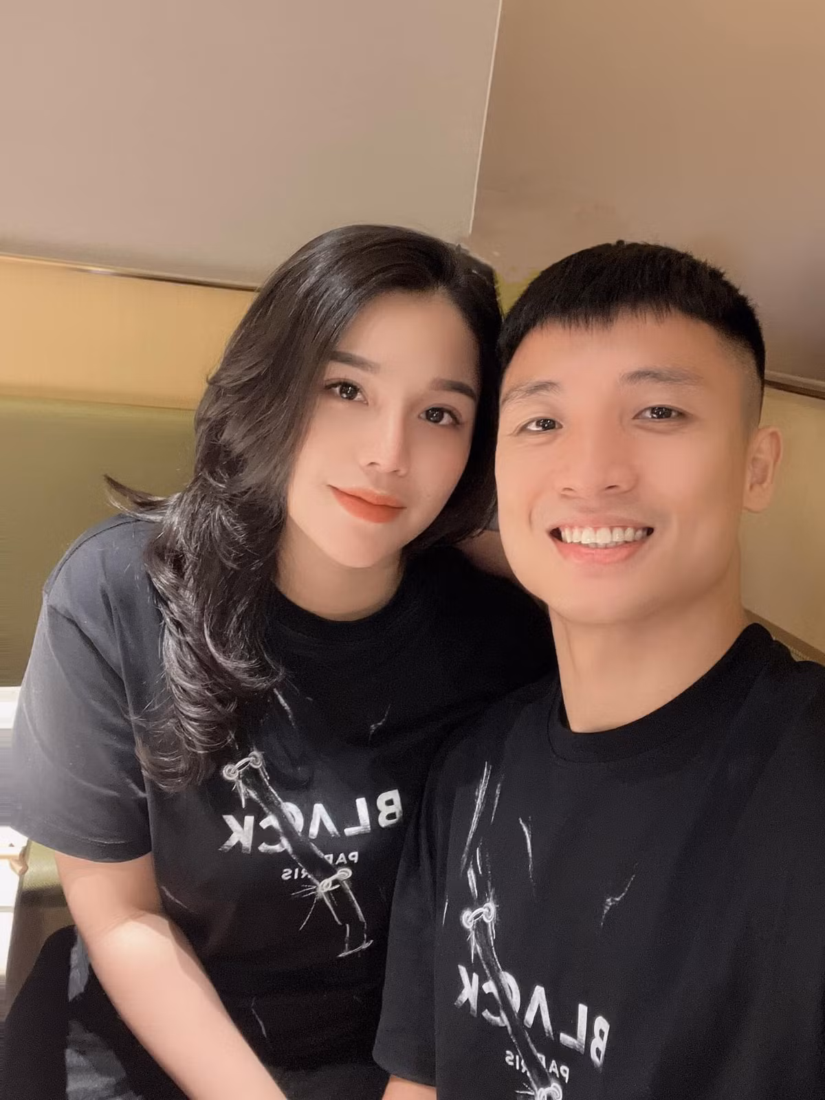 Hầu hết các trận đấu của Bùi Tiến Dũng, bà xã đều xuất hiện ở khu vực khán đài để cổ vũ và tiếp thêm động lực.