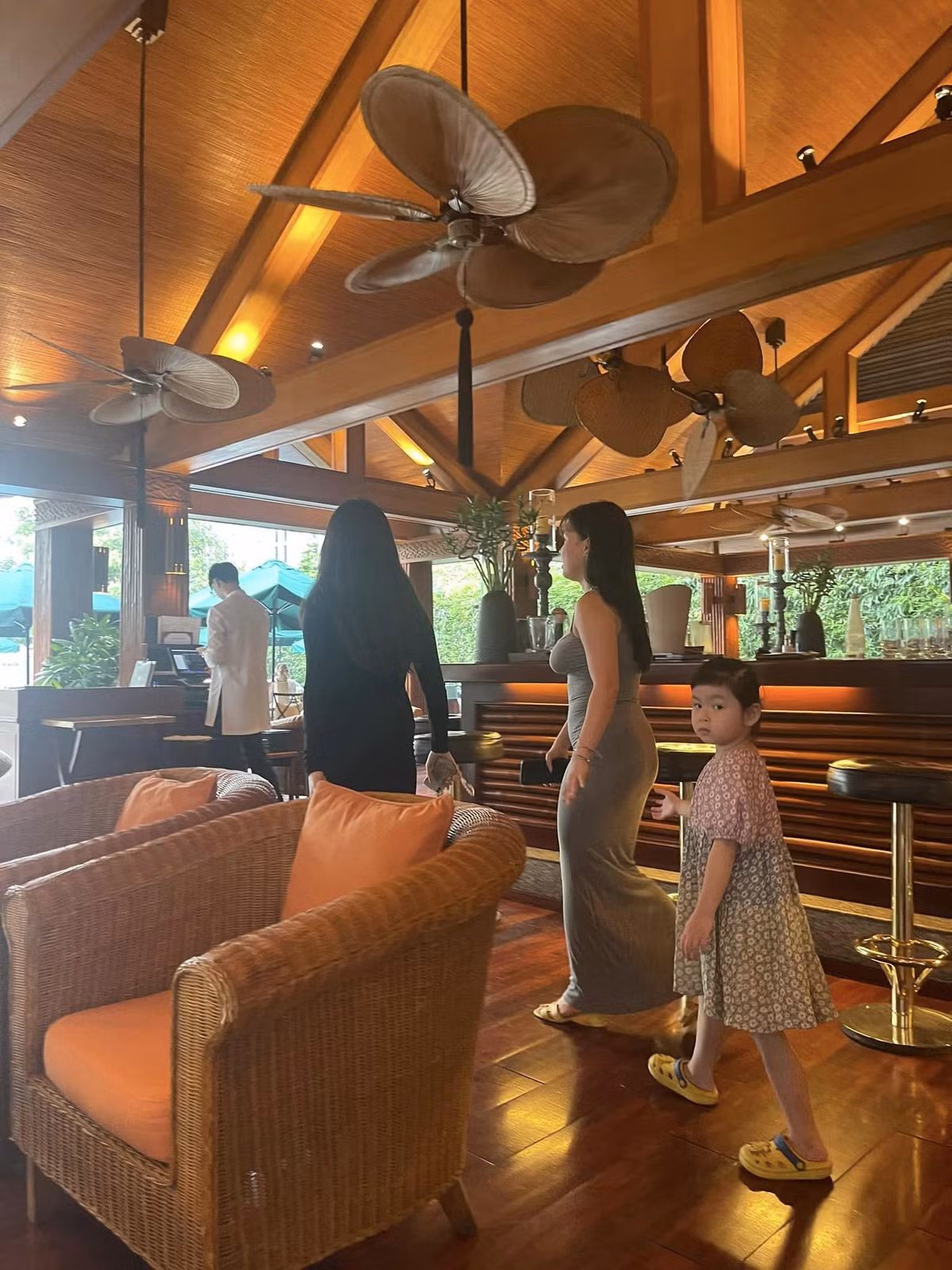 Được biết những hình ảnh này được chụp nhân kỷ niệm các con của nữ đại gia nghỉ hè. Ngay lập tức, sắc vóc lẫn phong cách của các chị lớn là điểm nhấn sáng giá.