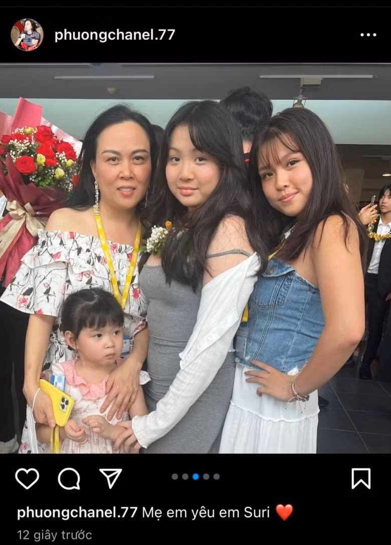 Bên cạnh đó, Susu từng có khoảng thời gian theo học tại trường Quốc tế Singapore, sau đó, nhóc tì sang Mỹ du học tại trường Stevenson. Mới đây, cô con gái lớn của Phượng Chanel đã lên chức sinh viên đại học.
