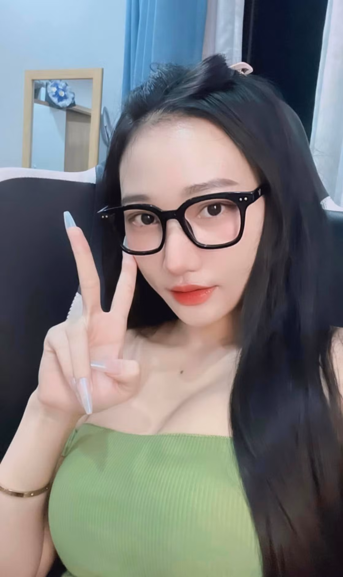 Gương mặt Vline sắc sảo, nét vào ra nét đó cùng thần thái cuốn hút giúp cô nàng nhận về bộn like mỗi khi đăng tải hình ảnh.