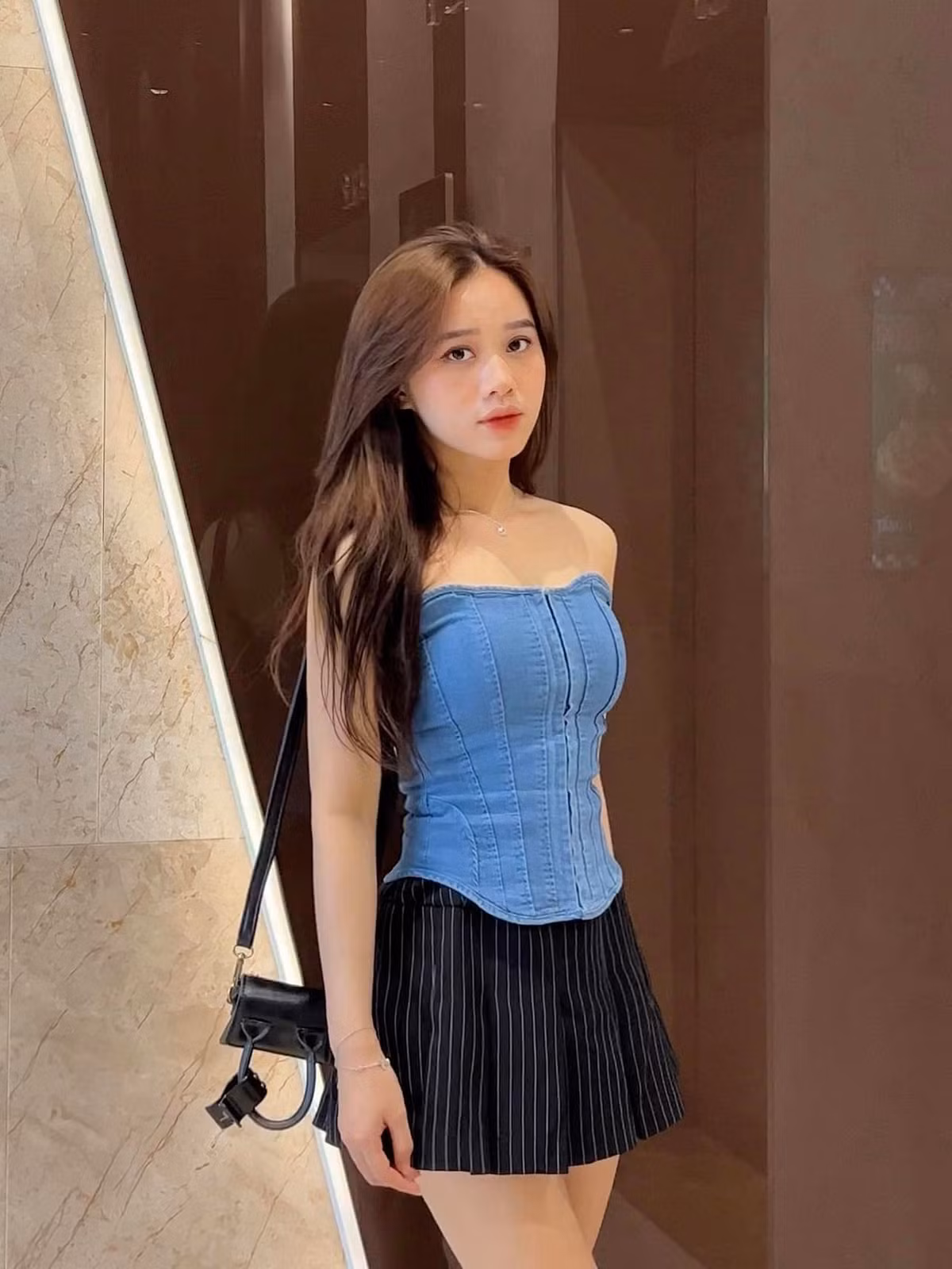 Mới đây, Hoa Mỹ đăng tải một loạt ảnh mặc áo bò cúp ngực xanh để khoe vai trần đầy gợi cảm.