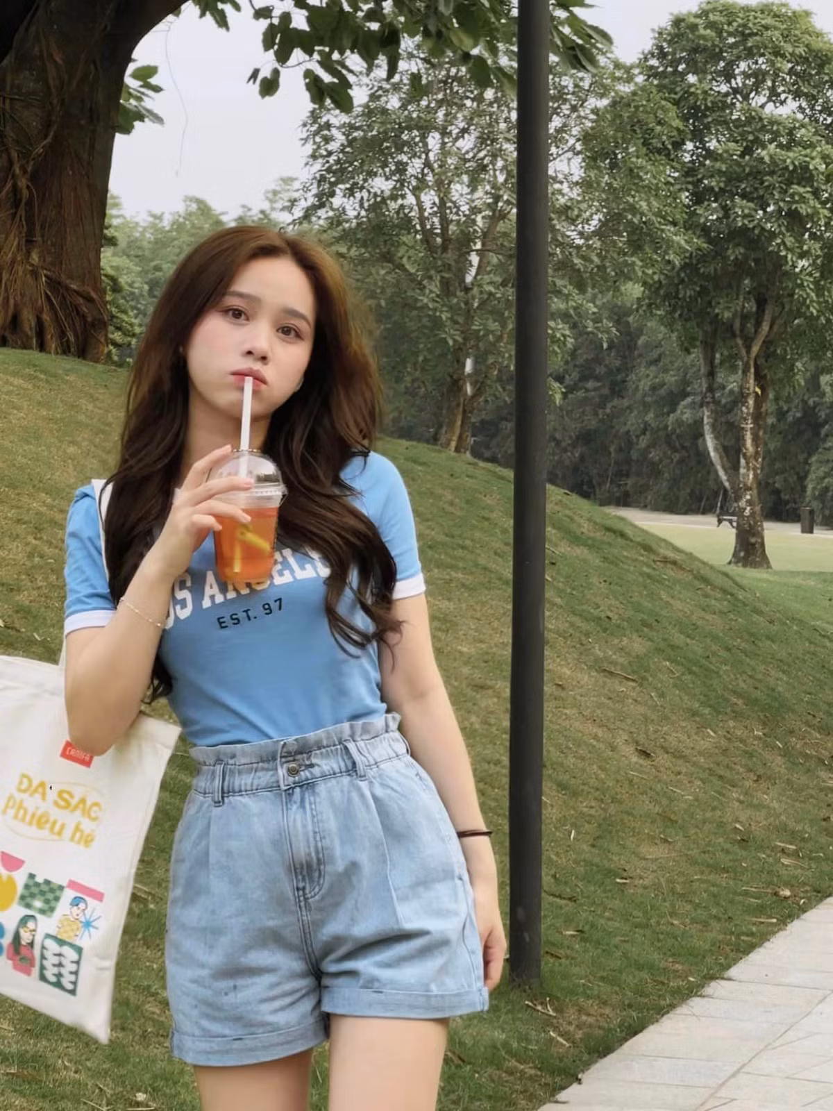 Hoa Mỹ sở hữu gương mặt ưa nhìn, vẻ ngoài nóng bỏng.
