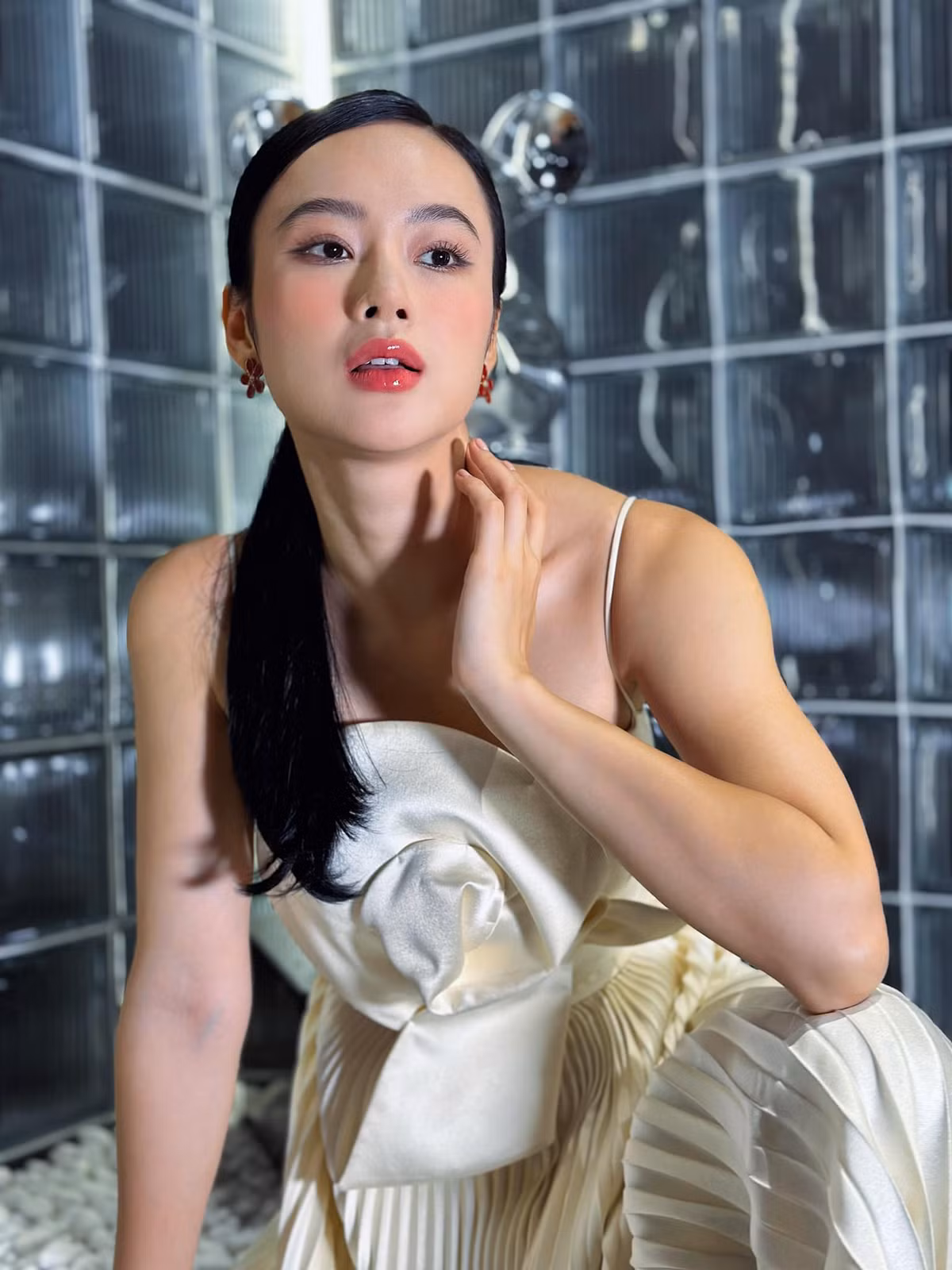 Cô nàng cũng là cựu hot girl nổi tiếng, đặc biệt vai diễn bà mẹ nhí của Angela Phương Trinh khiến khán giả nhớ mãi.