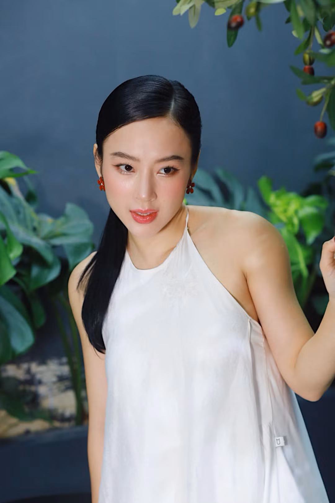 Dù mang vóc dáng như lực sĩ nhưng gương mặt Angela Phương Trinh vẫn toát lên nét dịu dàng, thanh thoát.