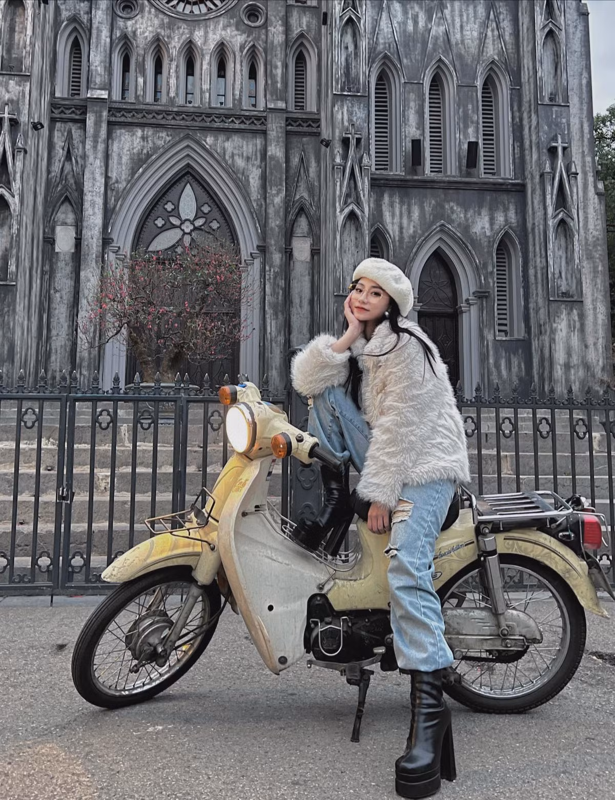 Cô giáo một thời trang điểm đậm, style ăn mặc được nhận xét có phần gợi cảm hơn.