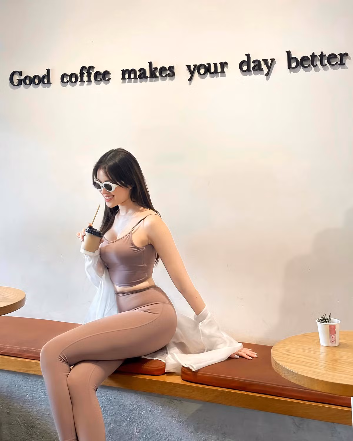 Những hình ảnh diện đồ tập của Thanh Thanh Huyền nhanh chóng gây chú ý, bởi lẽ bộ trang phục này ít ai sử dụng khi đi cafe.