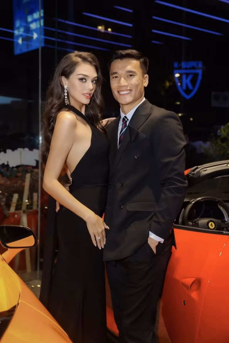Trong một sự kiện mới đây, vợ chồng Bùi Tiến Dũng khiến nhiều người không khỏi trầm trồ với màn lên đồ cùng tone khoe dáng táo bạo.