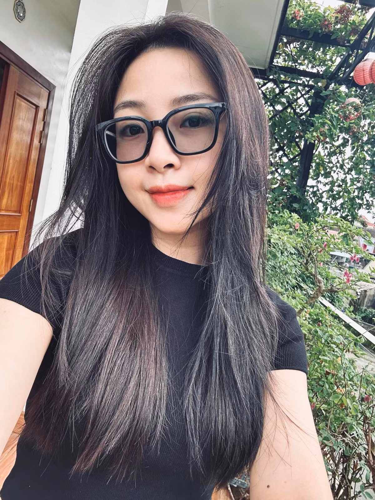 Ngắm nhìn những hình ảnh trên trang cá nhân của bà mẹ 2 con, cô làm ai nấy xuýt xoa khi vẫn giữ được gương mặt "baby" xinh xắn hệt như một nữ sinh.