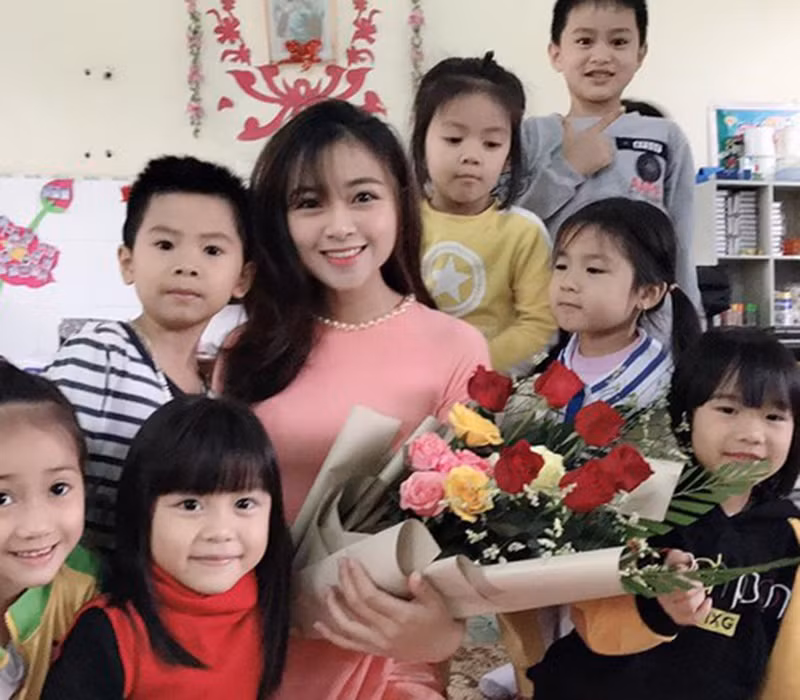 Hình ảnh cô giáo trẻ xứ Nghệ xinh xắn trong bộ áo dài ngọt ngào từng khiến nhiều người mê mẩn.