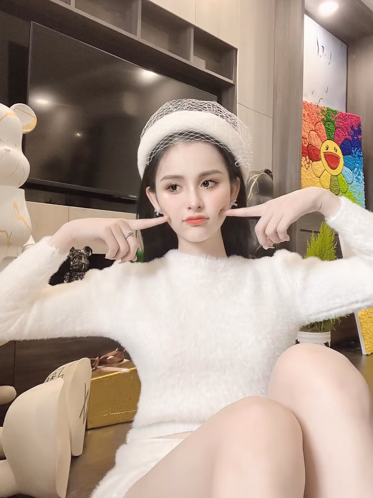 Cô cũng chọn lối sống bình yên, không tham gia nhiều vào “vòng xoáy” làng giải trí. Ảnh: FBNV