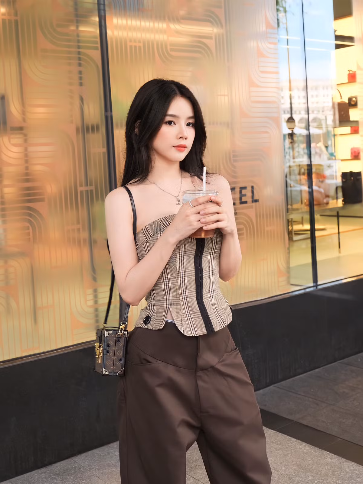 Với thân hình mảnh mai, cô nàng không ngại diện những trang phục gợi cảm, bó sát cơ thể.