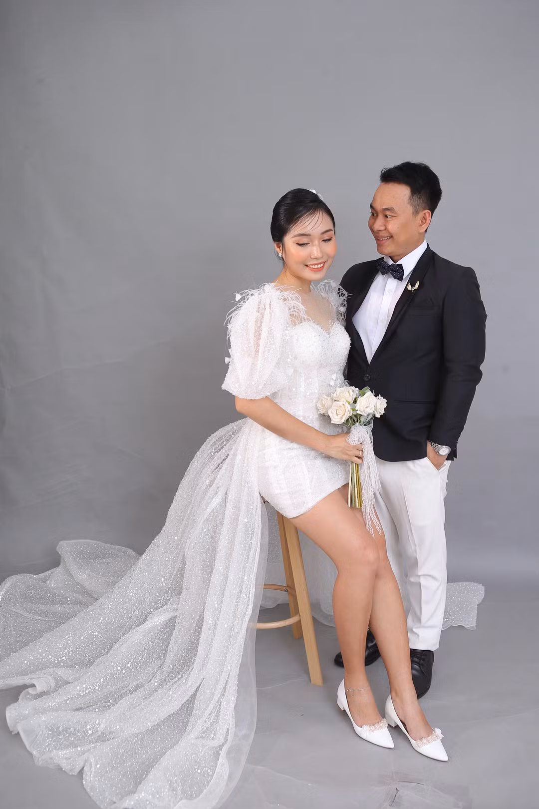 Khi cô dâu xinh đẹp, tự nhiên bấy nhiêu thì chú rể lại có loạt biểu cảm gượng gạo.