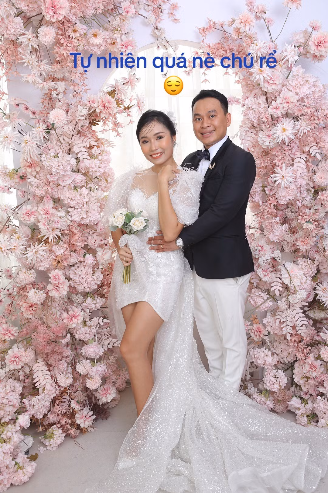 Không những vậy, dù qua bao nhiêu tấm ảnh đi chăng nữa, người có biểu cảm “bất ổn” duy nhất chỉ là chú rể.