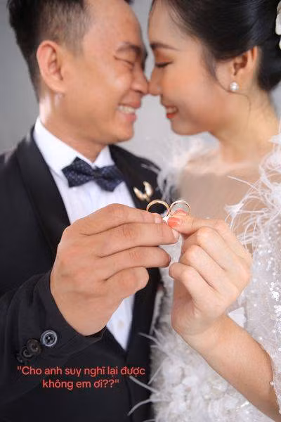 Trong bộ ảnh cưới, gương mặt của chú rể vô cùng cứng đơ, nụ cười gượng gạo cực hài hước.