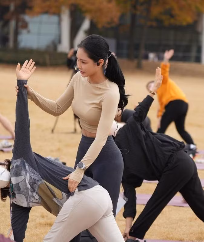 Người đẹp Hàn Quốc là huấn luyện viên dạy yoga, có lượng người theo dõi lớn mạng xã hội.
