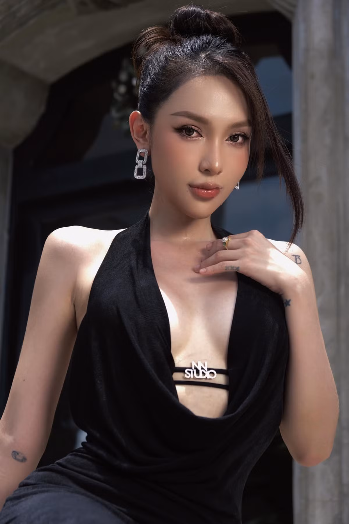 Thân hình nuột nà của Mym Trần được đánh giá là chuẩn hơn "con gái xịn".