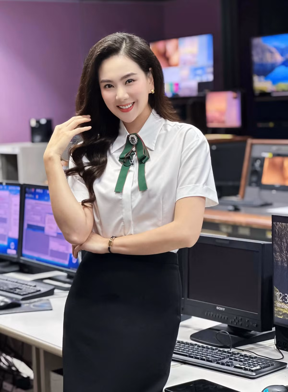 Nhờ sắc vóc hoàn hảo nên cô luôn xuất hiện trên sóng VTV với hình ảnh xinh xắn, hiện đại.