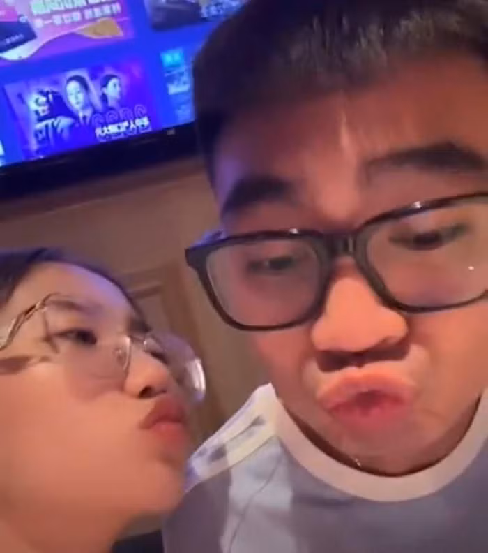Tuy nhiên, ngay sau khi Duy Nhỏ quay trở về bàn ăn, cặp vợ chồng này đã có những cử chỉ vô cùng thân mật và tình cảm, đủ hiểu câu nói vừa rồi của ông xã hot girl 2k4 chỉ là vui đùa. Ảnh cắt ra từ clip
