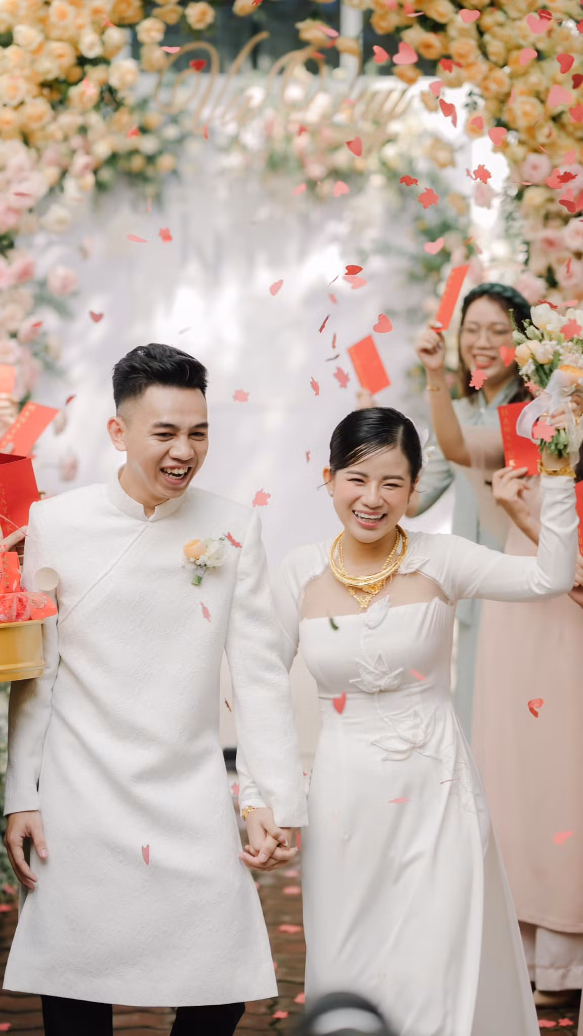Trước đó Đoàn Di Băng không tiếc tiền bỏ ra 6 tỷ mua xe hoa, cô cũng chủ động thuê nhà hàng, đặt tiệc cưới sang trọng tại Biên Hòa với sức chứa 1000 khách cũng như đích thân lựa chọn váy cưới thương hiệu cho bảo mẫu.