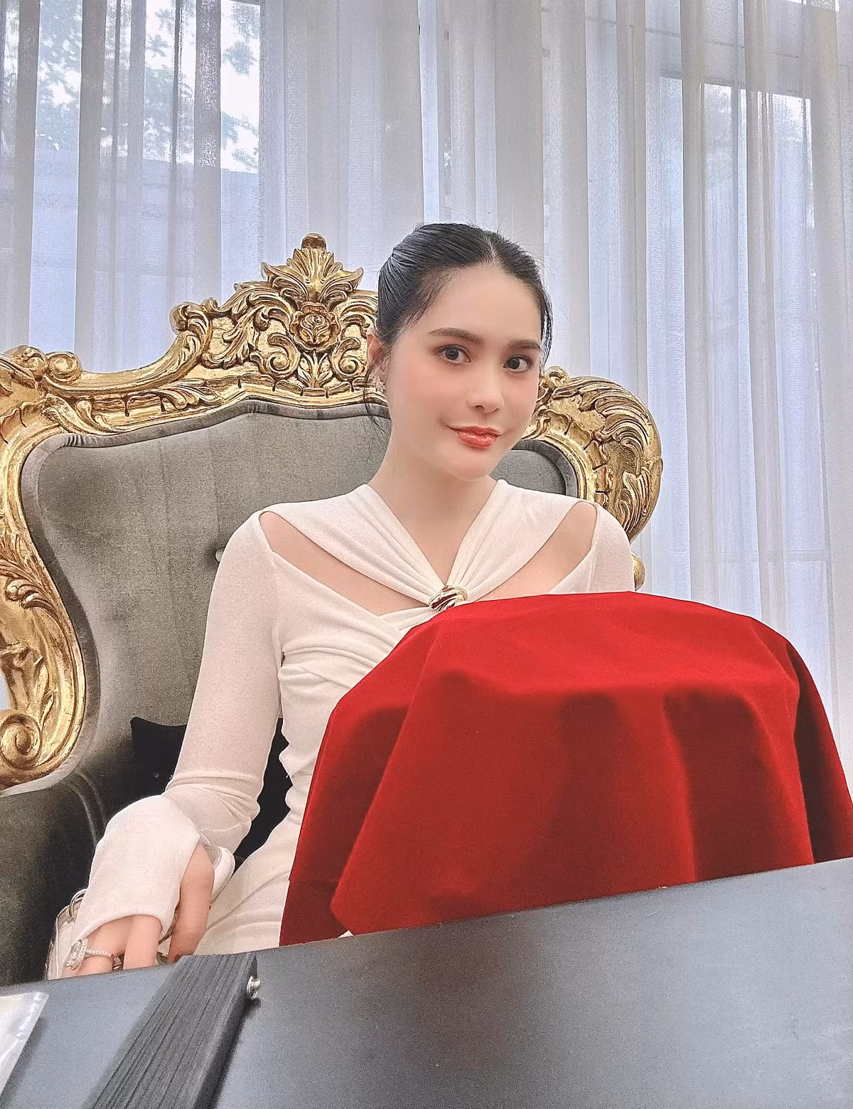 Sự kiện đám cưới này khiến nhiều người bàn tán xen lẫn xuýt xoa ngưỡng mộ.