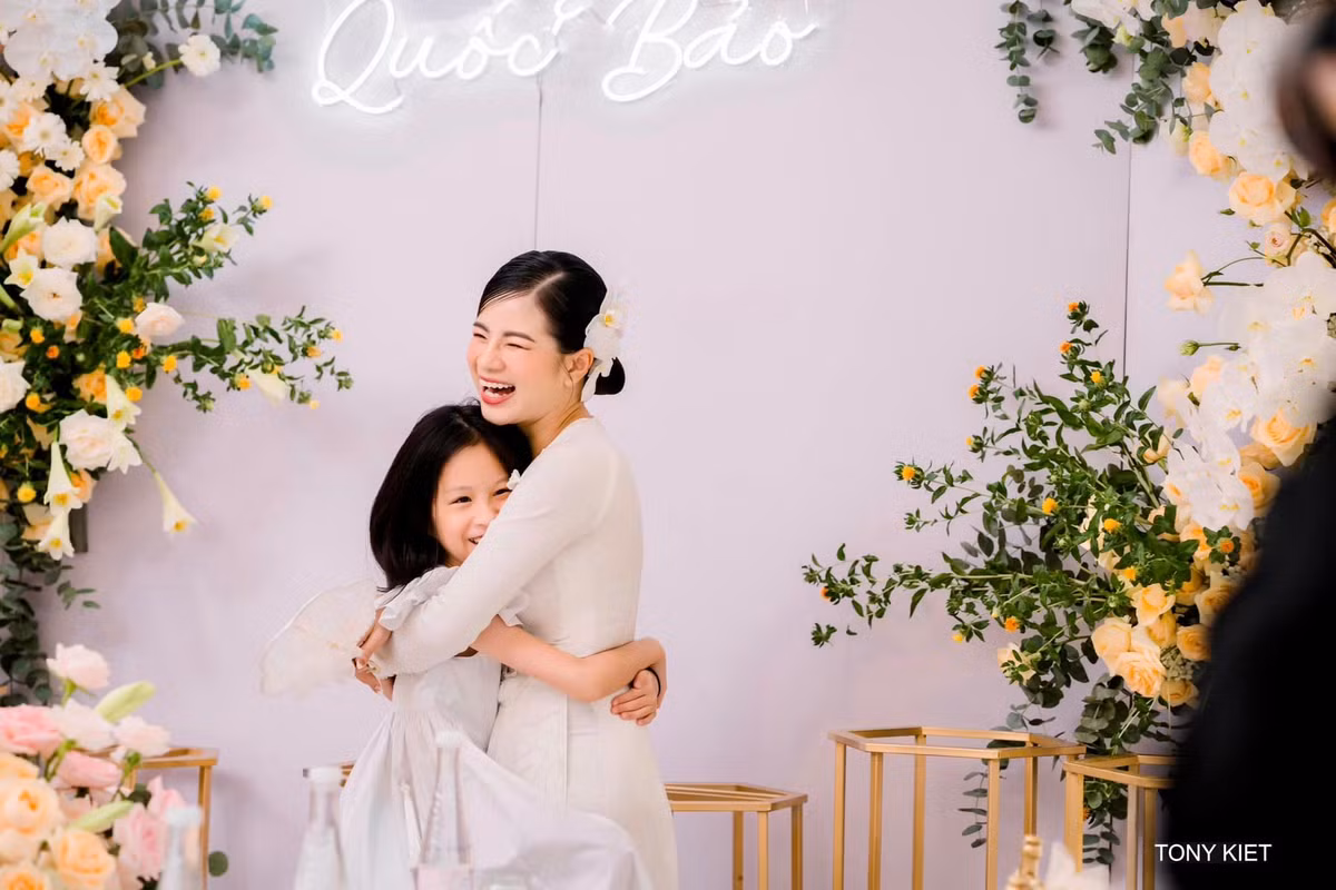 Theo hình ảnh cô đăng tải lên mạng xã hội, không gian biệt thự trước ngày rước dâu đều được đầu tư cắm hoa tươi từ trong ra ngoài sang trọng, chẳng kém gì đám cưới của người nổi tiếng.