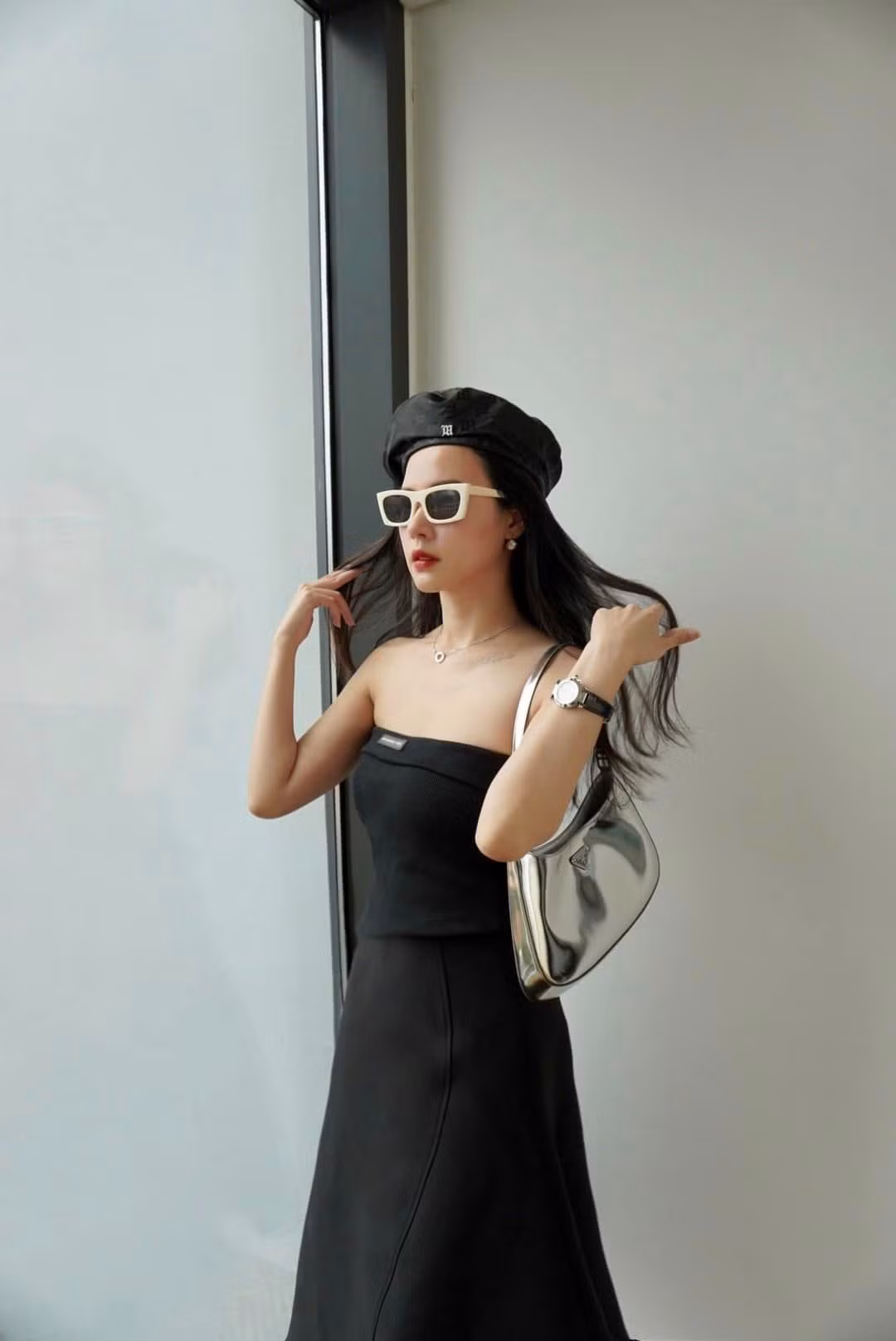 Màn "lên đồ" xuống phố này của người đẹp được khen còn bởi lối mix &amp; match rất thân thiện và trẻ trung.