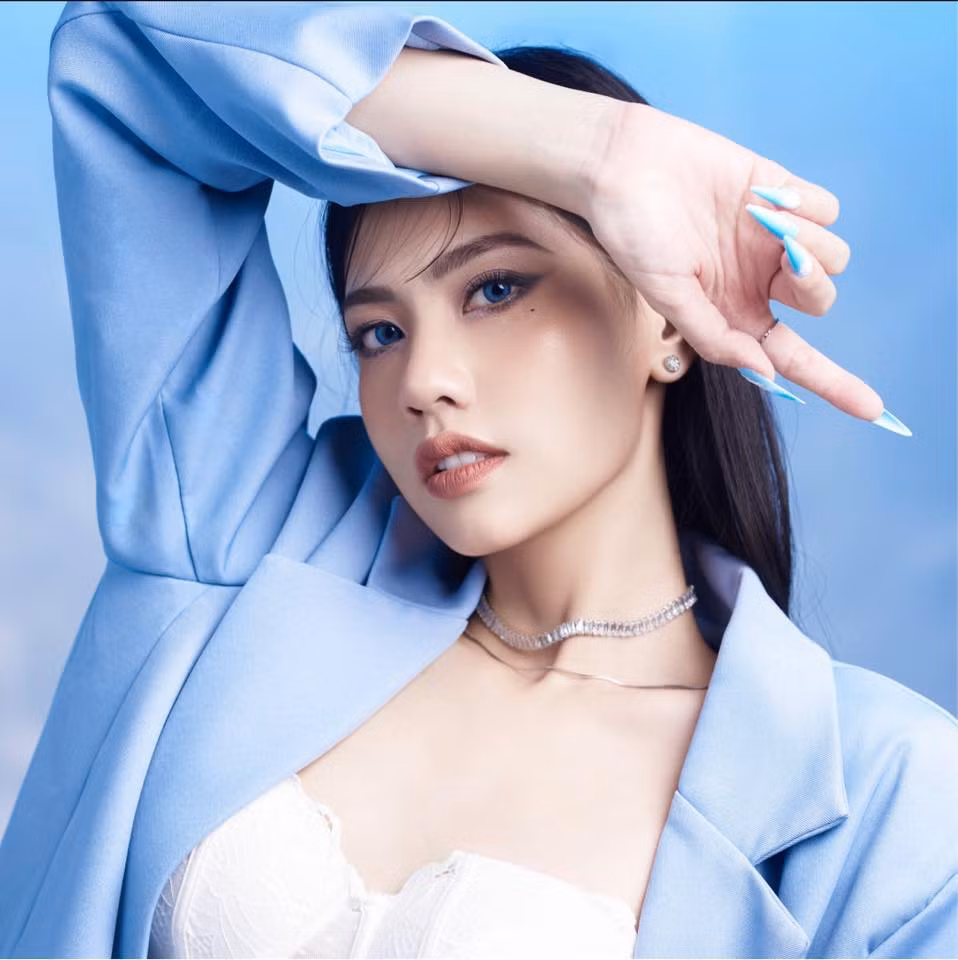 Châm Sứa có tên thật là Nguyễn Châm Anh, sinh năm 1996, là một hot girl TikTok xinh đẹp, đa tài được cõi mạng chú ý.