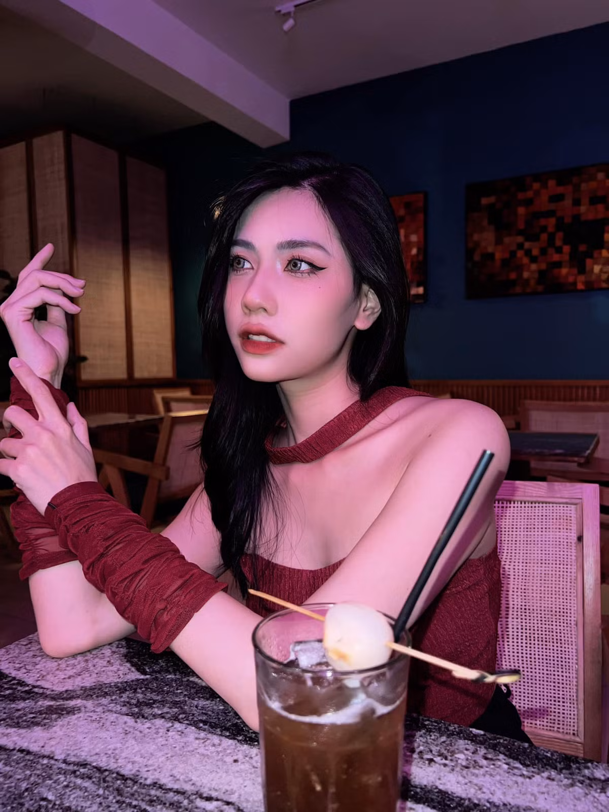 Ở tuổi 27, Châm Sứa trở thành một hot girl, người mẫu, diễn viên và streamer xinh đẹp và được cộng đồng mạng chú ý.
