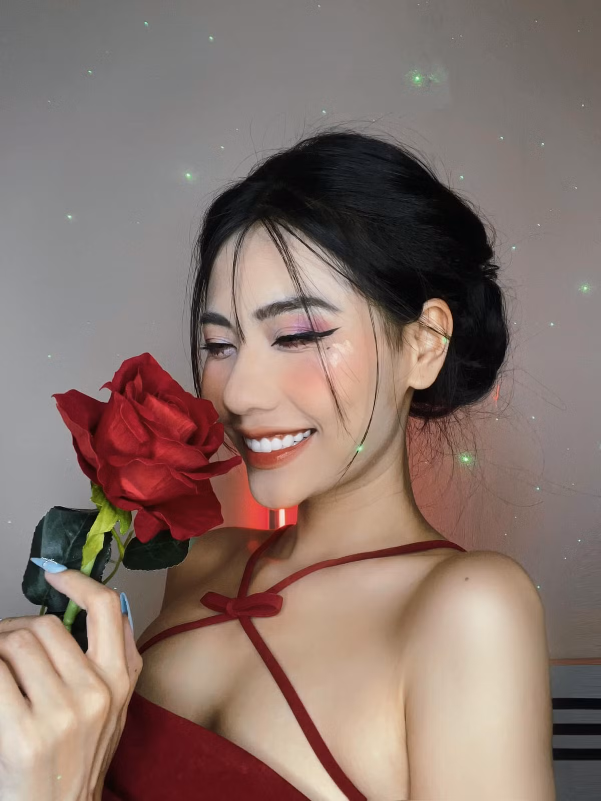 Châm Sứa là cái tên không còn xa lạ gì trong cộng đồng TikToker. Cô gái này gây sốt MXH nhờ những clip phỏng vấn đường phố ghép đôi.