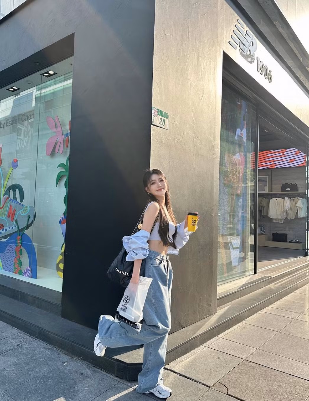 Nàng hot girl được nhận xét có gương mặt ngây thơ, trái ngược với phong cách gợi cảm, có phần táo bạo mà cô theo đuổi.