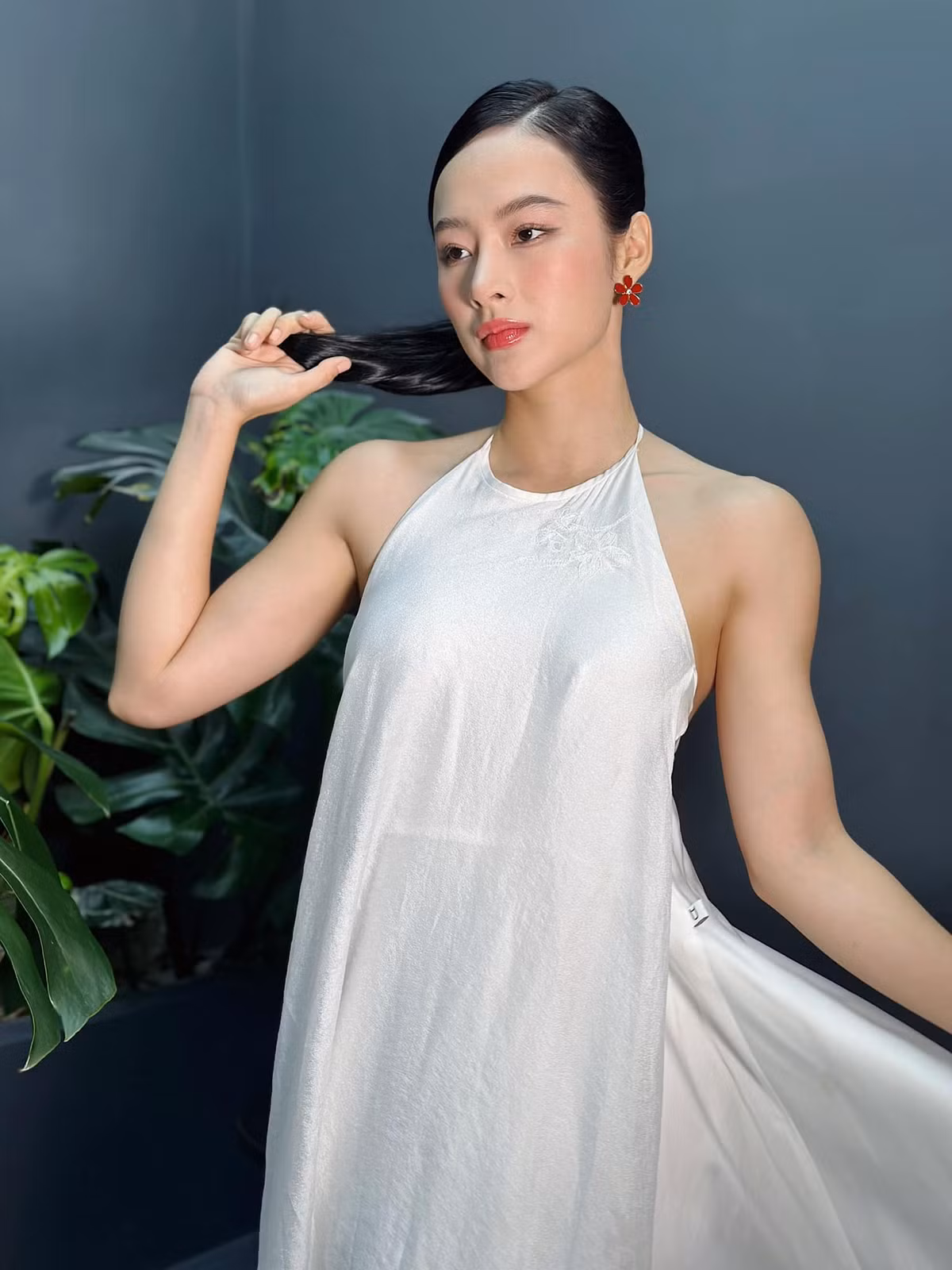 Chiếc váy cổ yếm của cô để lộ bờ vai và đôi tay cuồn cuộn cơ bắp, khác hẳn hình ảnh mảnh mai, thon gọn của nhiều cô gái khác.
