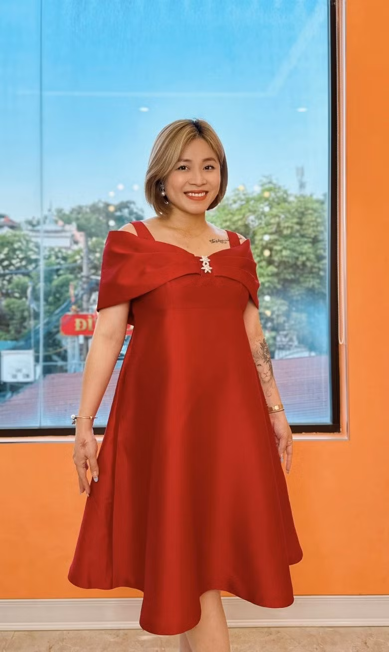 Hoàng Linh là nữ MC quen thuộc với khán giả, ghi dấu qua nhiều chương trình truyền hình nổi tiếng trên sóng VTV như: Chúng tôi là chiến sỹ, Ở nhà chủ nhật, Thư viện cuộc sống,...