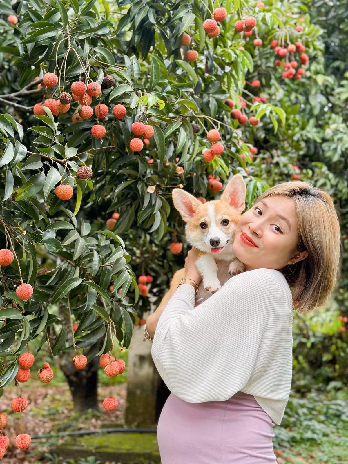 Cô khá cởi mở chia sẻ những hình ảnh, câu chuyện trong cuộc sống hàng ngày trên trang cá nhân và luôn nhận được sự quan tâm của người hâm mộ.