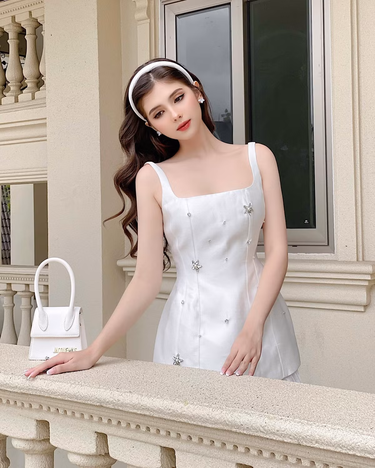 Trên các trang mạng xã hội cá nhân, những bài đăng chia sẻ hình ảnh đời thường hay khi chụp hình làm mẫu của cô đều nhận về lượng tương tác cao.