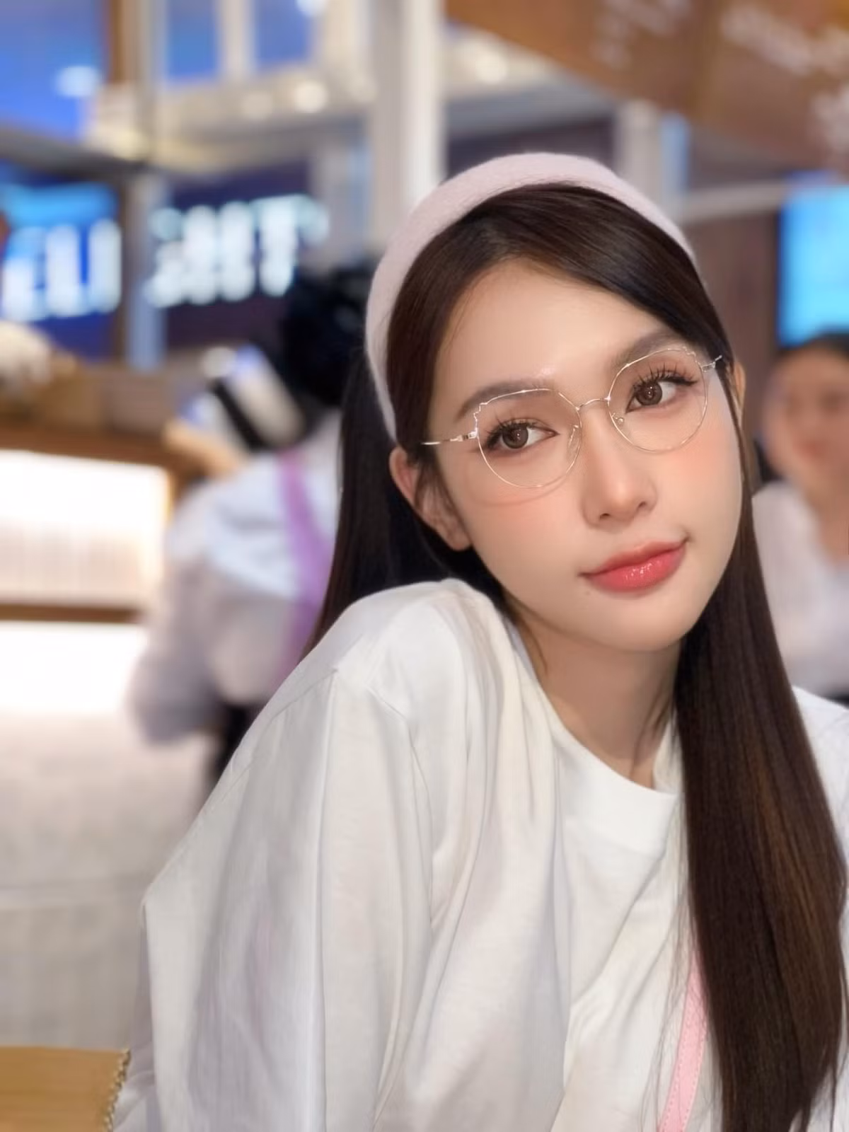 Mỹm Trần được khán giả nhận xét có nét đẹp hao hao giống Yoshi Rinrada - Á hậu 2 tại Hoa hậu Chuyển giới Quốc tế 2018.