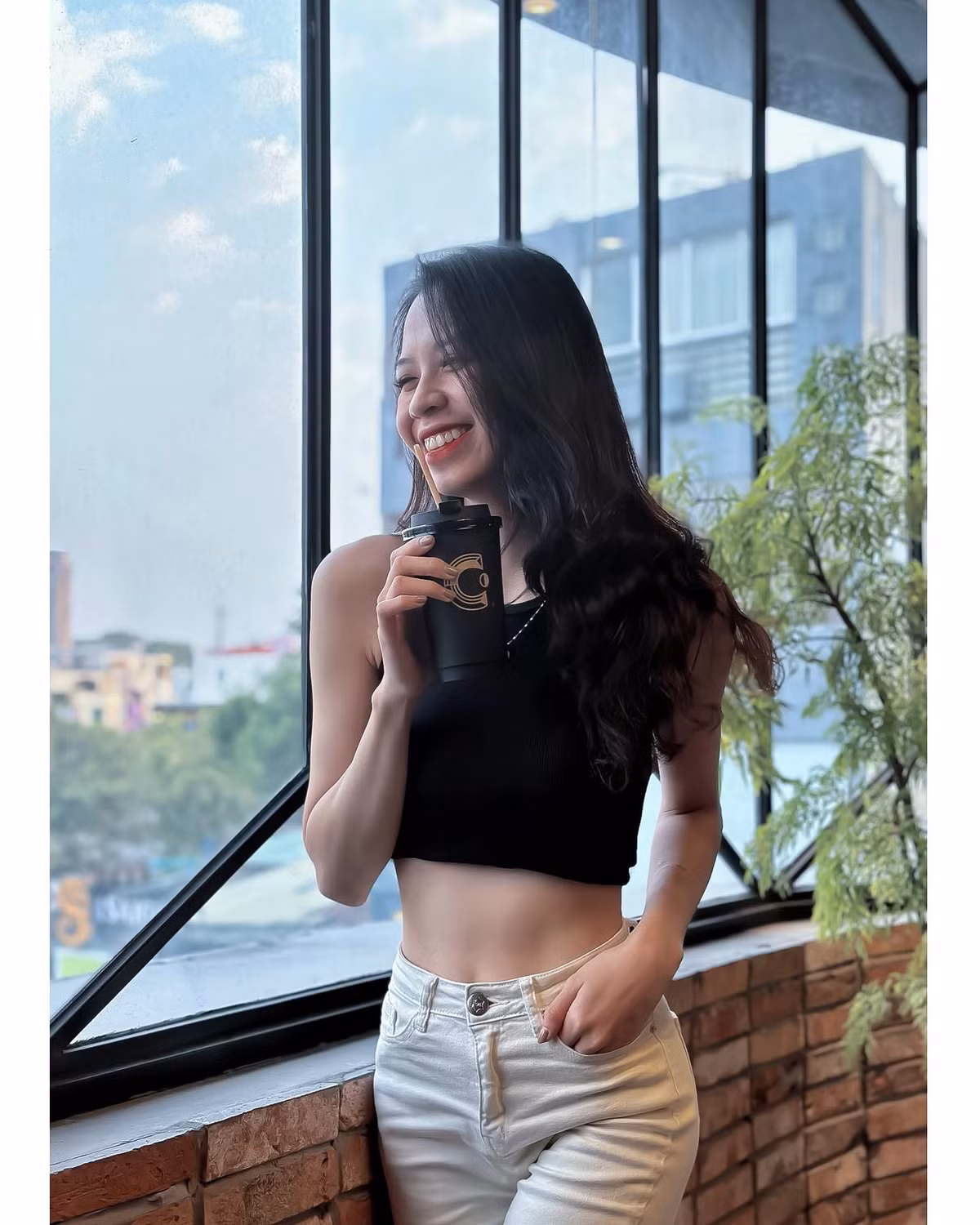 Bên cạnh công việc tiếp viên hàng không, Khánh Linh cũng đang phát triển bản thân ở một số lĩnh vực khác như kinh doanh, chụp look book,..