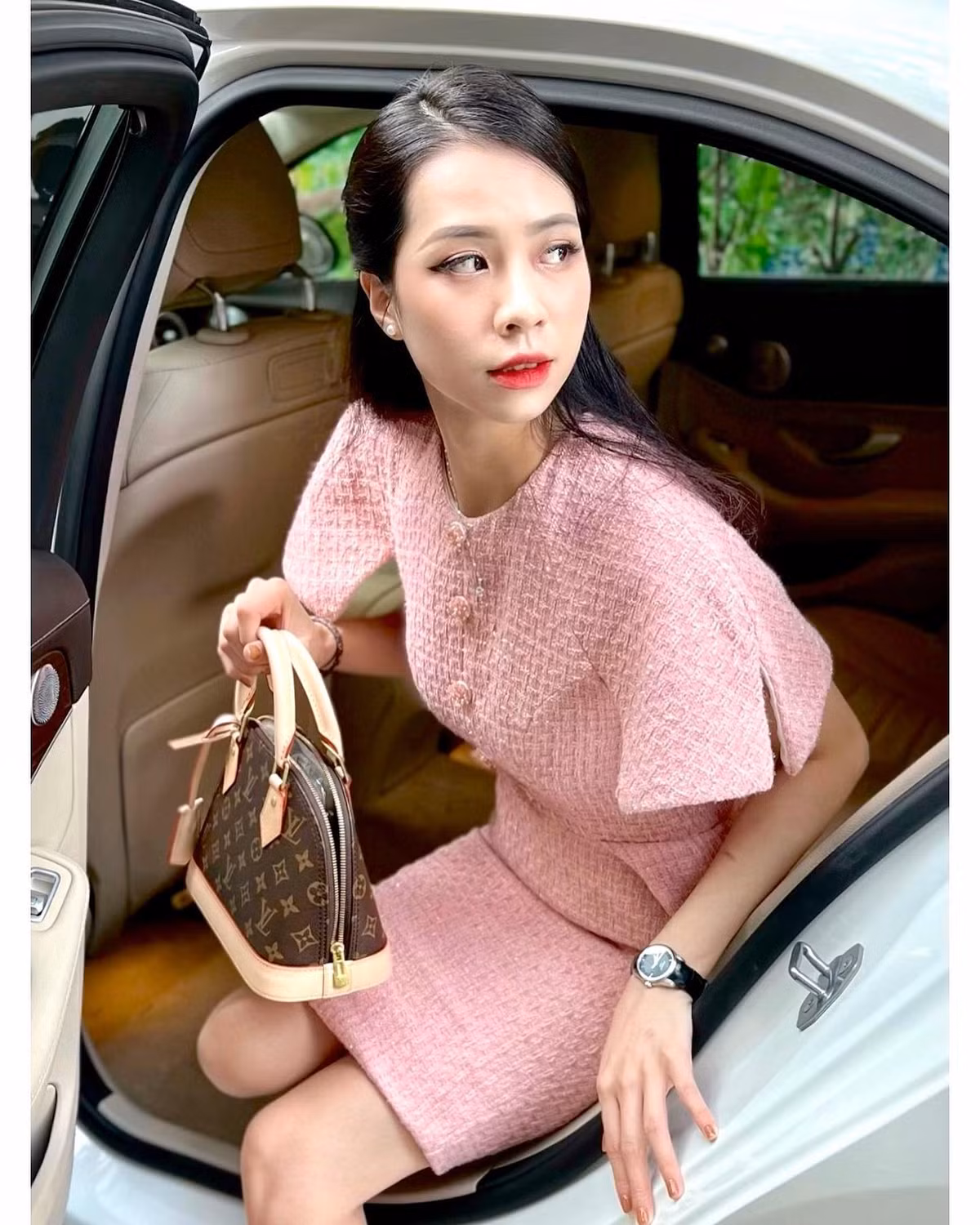 Sắc vóc là yếu tố quan trọng giúp các tiếp viên hàng không thêm tự tin, xinh đẹp hơn. Vì thế, việc tập luyện giữ dáng hay chăm sóc da luôn là điều quan trọng với nhiều tiếp viên hàng không.