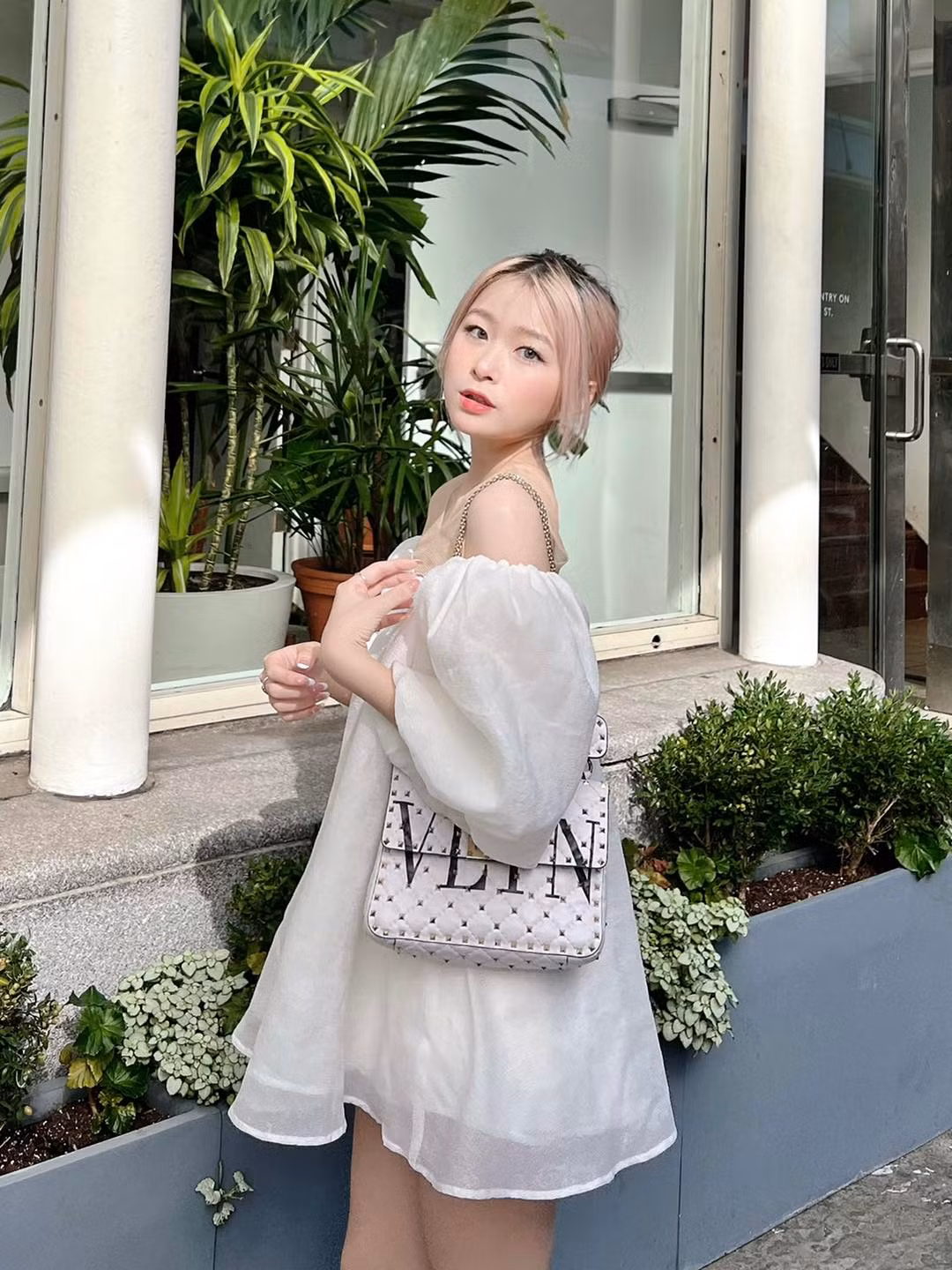 Bên cạnh đó, cô còn được nhiều người ngưỡng mộ về thành tích học tập xuất sắc như đạt IELTS 8.0.