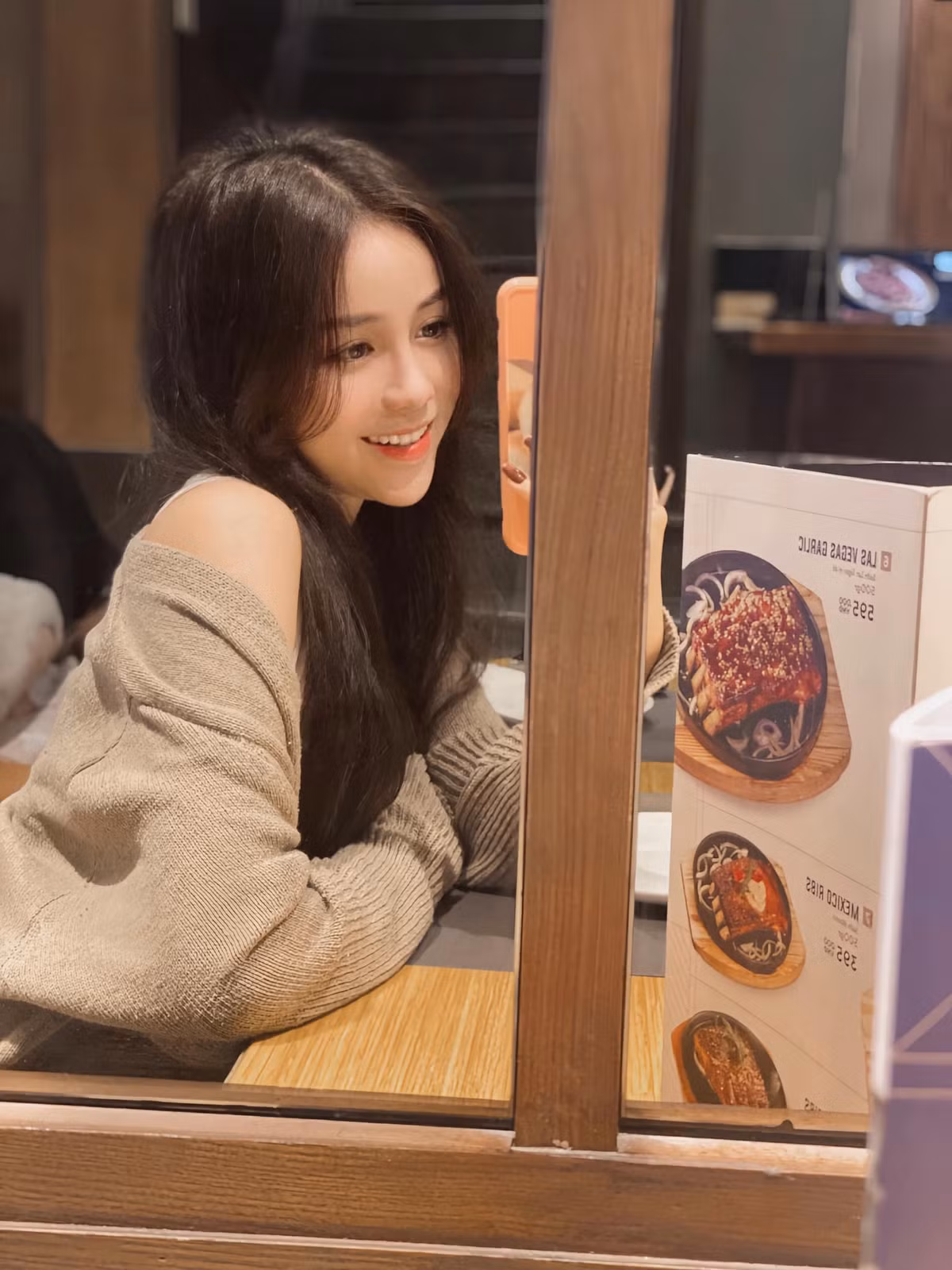 Trân Châu thời điểm đó là học sinh của trường THPT Quảng Oai (Ba Vì, Hà Nội). Nàng hot girl được yêu mến nhờ sở hữu vẻ đẹp khả ái, gương mặt xinh xắn.