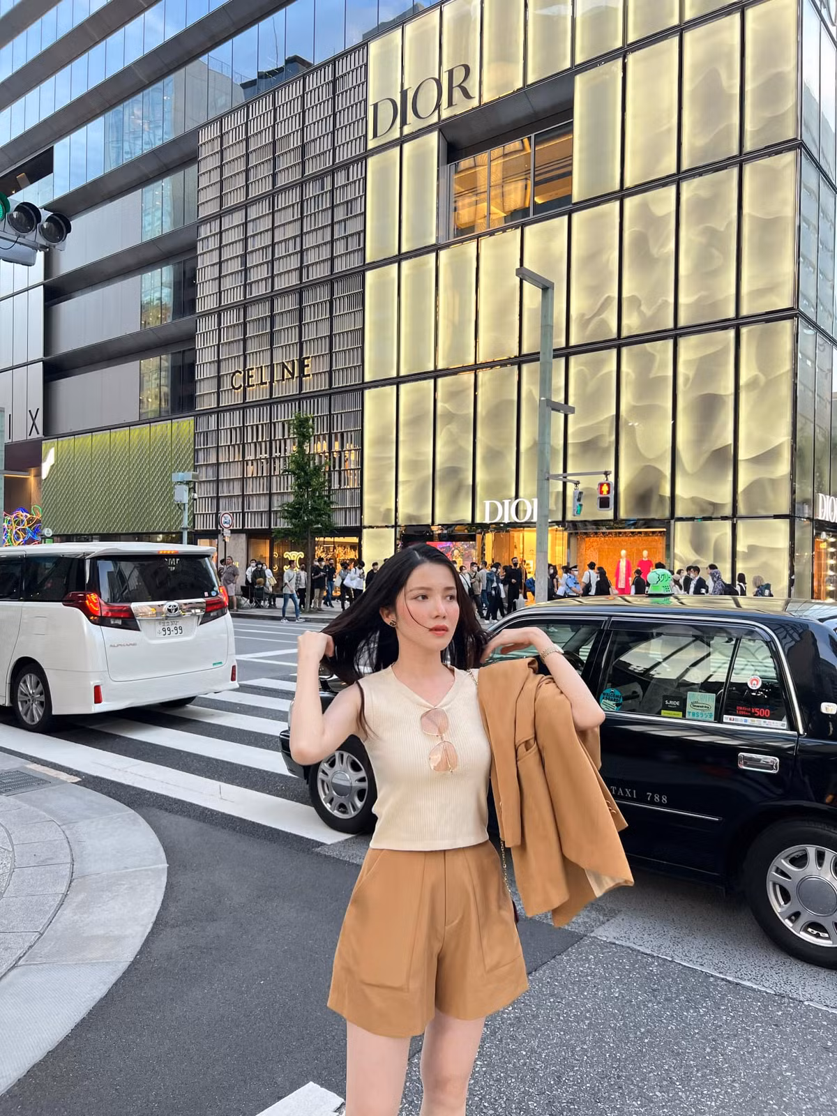 Những item xu hướng của giới trẻ được người đẹp Cần Thơ ứng dụng hài hoà, khéo léo.