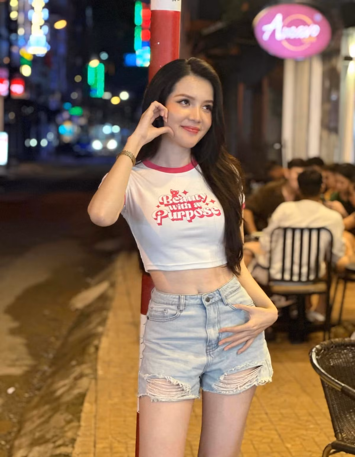 Người đẹp sinh năm 1993 nhận được sự mến mộ của khán giả bởi nhan sắc trong trẻo, nữ tính và gu thời trang thanh lịch.