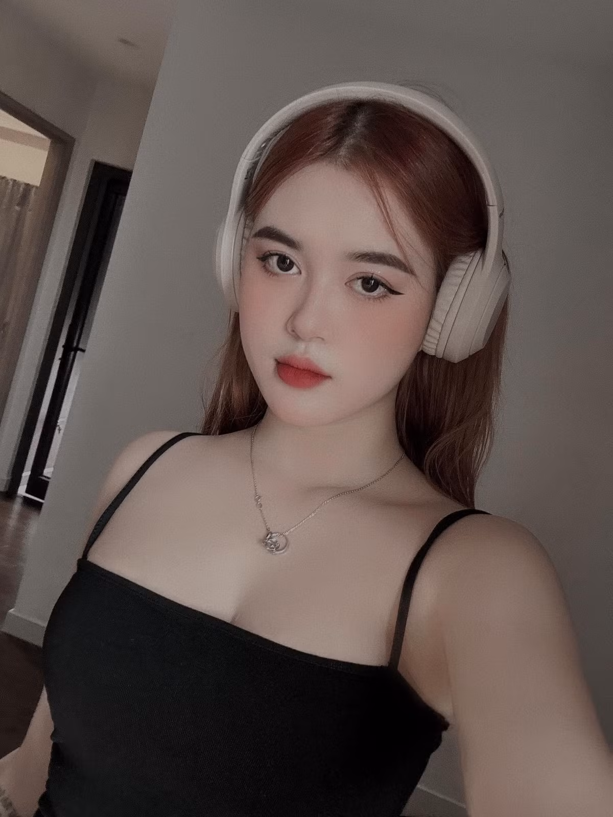 Vợ nam cầu thủ quê Thanh Hóa hiện đang làm trong lĩnh vực thẩm mỹ, làm đẹp.