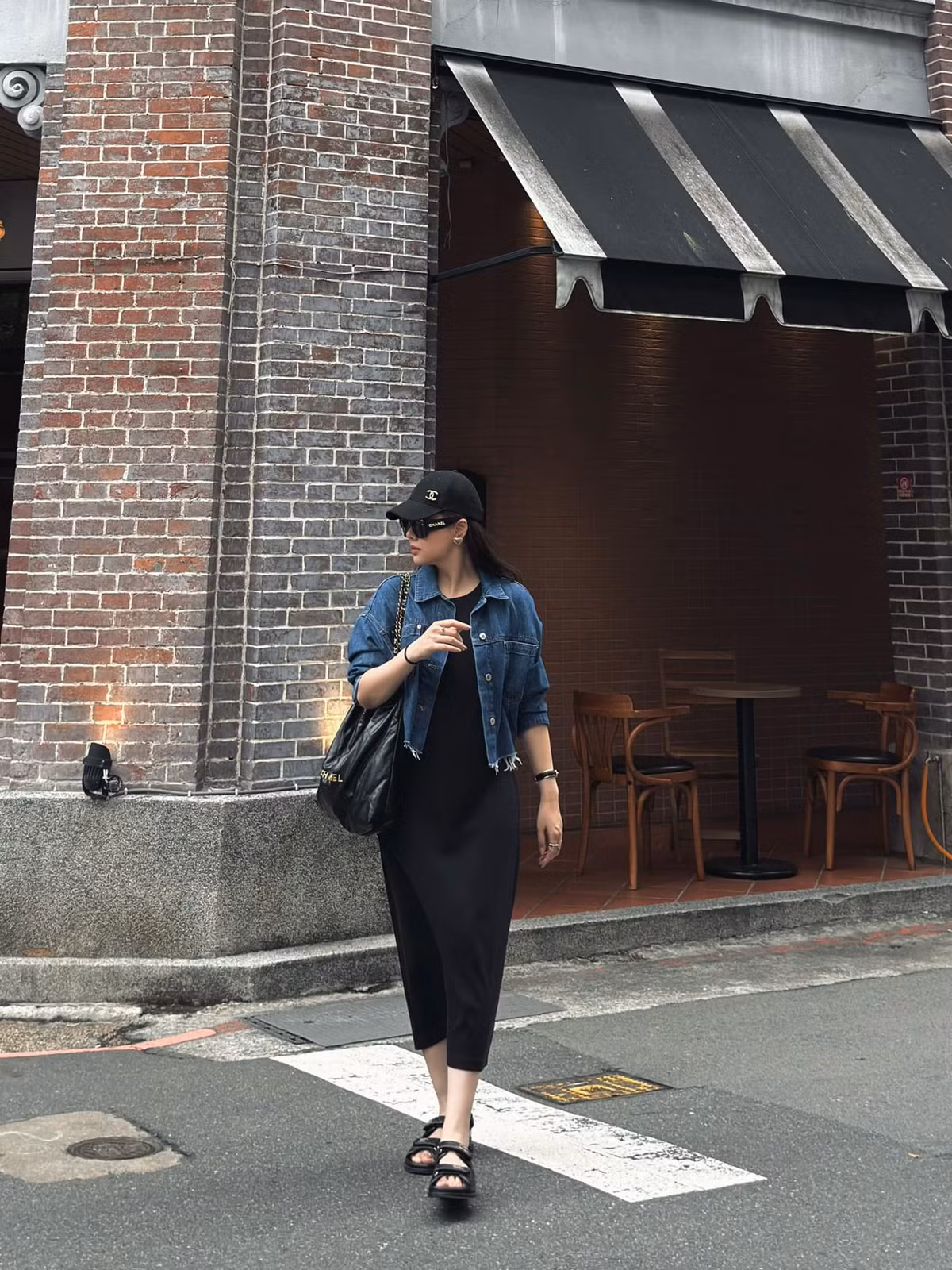 Vì vẫn chưa thể lấy lại vóc dáng, cựu hot girl Phanh Lee diện váy suông không ôm sát cùng áo khoác jeans và đi giày sandal năng động.