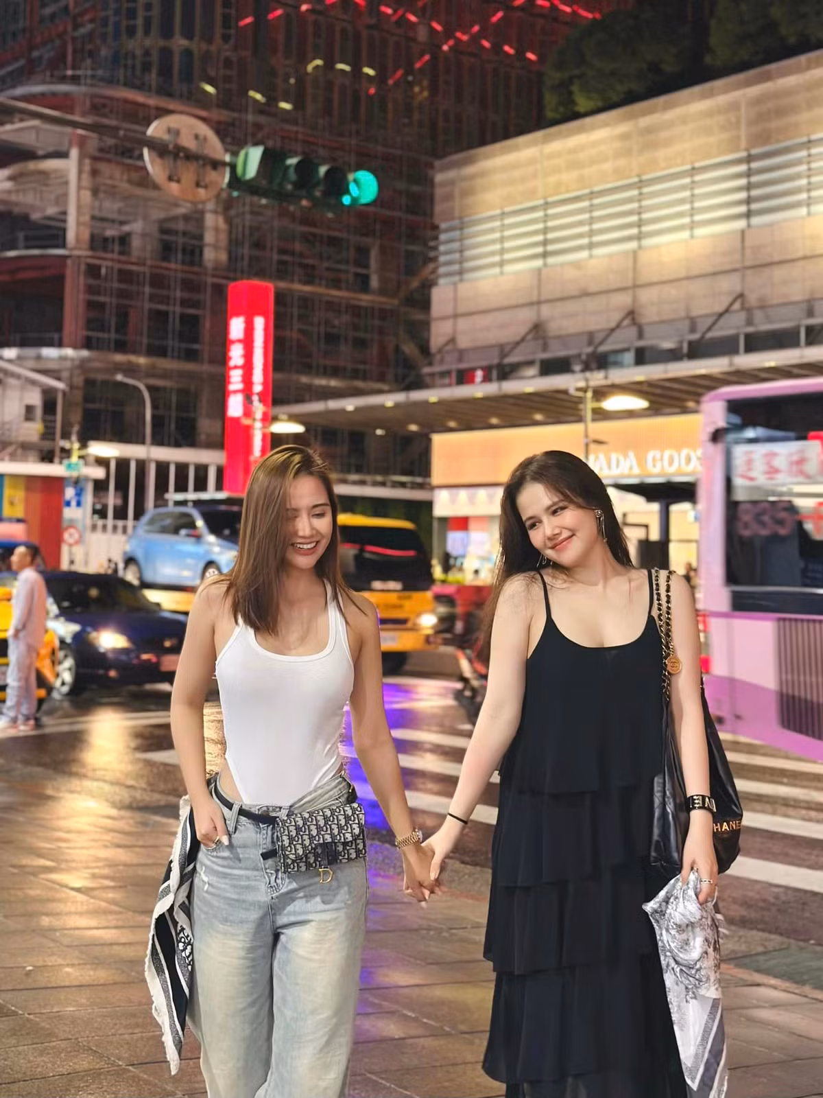 Nếu "bóc giá" đôi dép của bà mẹ bỉm sữa, chắc hẳn khó có ai dám mua. Được biết, đây là mẫu Chanel Dad Sandals Black Caviar có giá dao động từ 1000 - 2000USD.