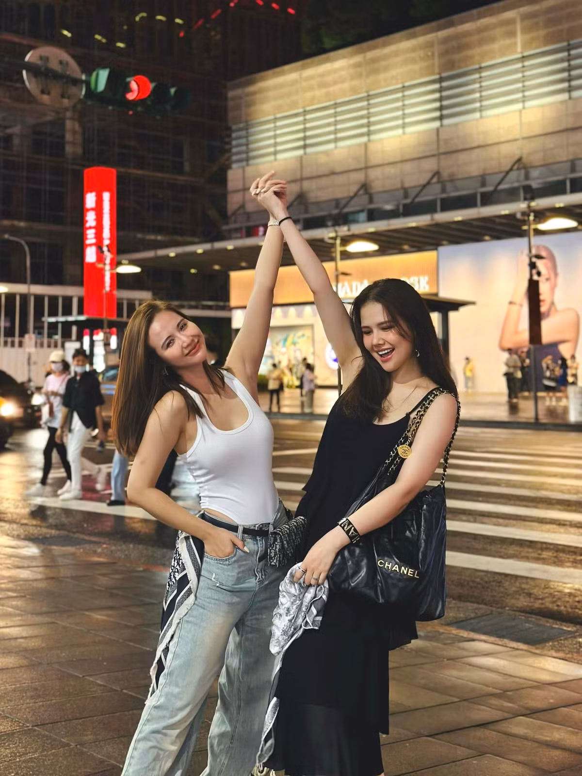 Mặc dù diện trang phục đơn giản nhưng Phanh Lee lại gây chú ý lớn bởi những món đồ cô diện đều là hàng hiệu đắt đỏ.